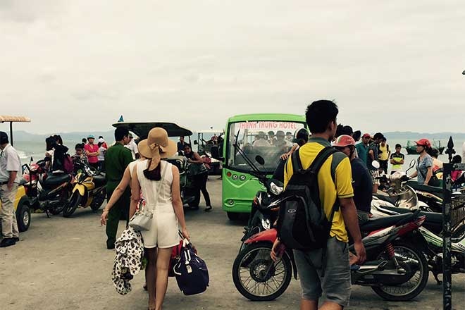 Quang Ninh: Bat nhao dich vu ve tau di Co To hinh anh