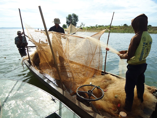Lam ngu dan tren 'bien ho' Tri An hinh anh