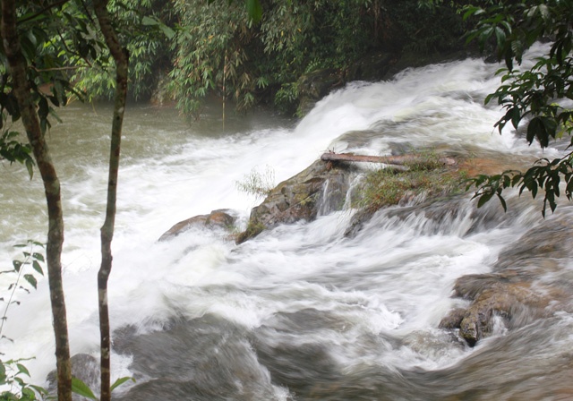 Đến thác Tam Hợp vào mùa mưa tháng 7 của cao nguyên, có cảm giác như bước vào cõi thiên thai. Giữa không gian bao la, chỉ nghe tiếng thác đổ, tiếng lá cây xào xạc trong gió, màn sương bảng lảng che khuất tầm nhìn.