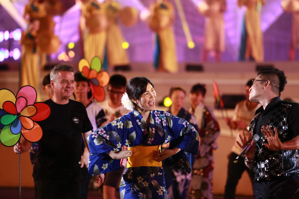 Đoàn nghệ thuật quốc tế Tsukuba (Nhật Bản) biểu diễn điệu múa truyền thống vào giao lưu với MC Thanh Bạch cùng khán giả trên sân khấu.