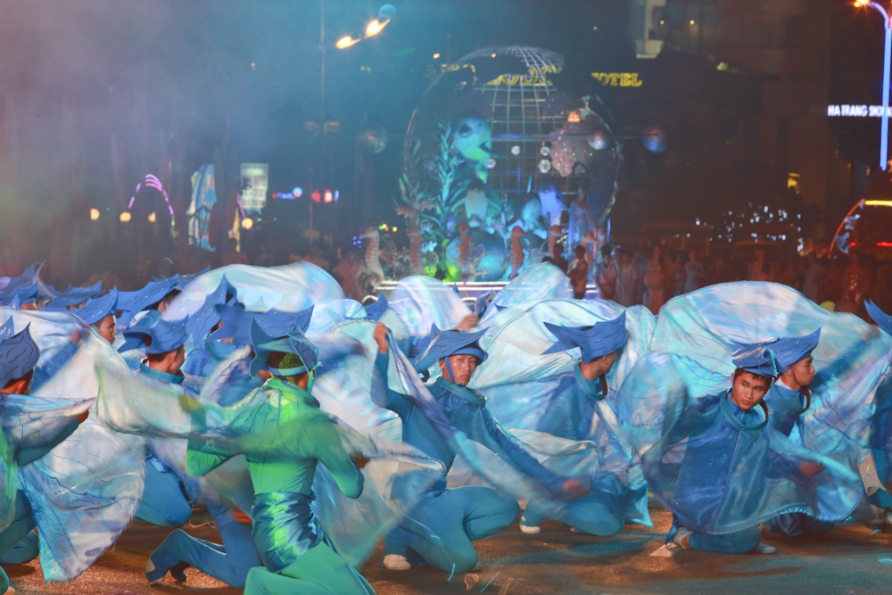 Vũ công nam tái hiện hình ảnh về sự trù phú của sinh vật biển ở Khánh Hòa.