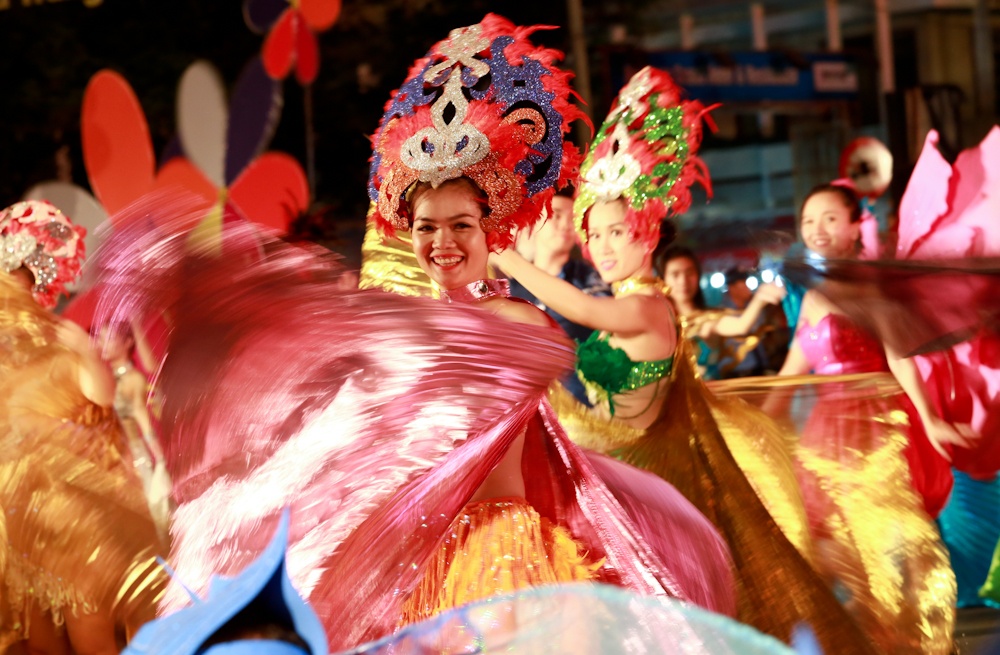 Các vũ công nữ trình diễn múa Ấn Độ.