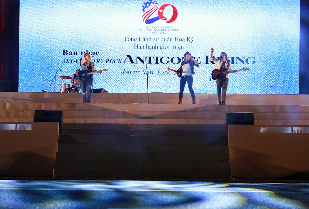 Đoàn nghệ thuật Hoa Kỳ đêm đến ban nhạc nữ Antigone Rising (New York) cống hiến những ca khúc đậm chất rock.