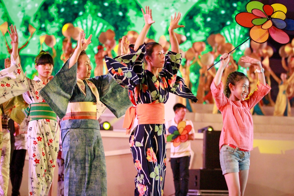 Các nghệ sĩ Nhật Bản múa cùng khán giả Việt.