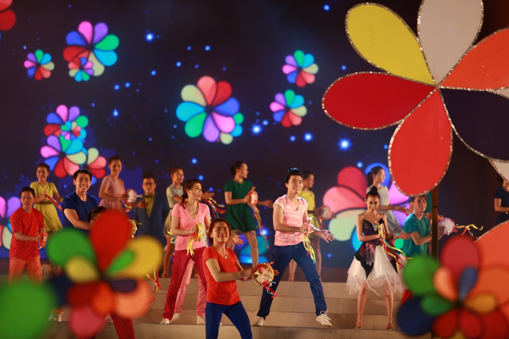 Chương trình mở đầu với những ca khúc rộn ràng, sắc màu tươi vui.