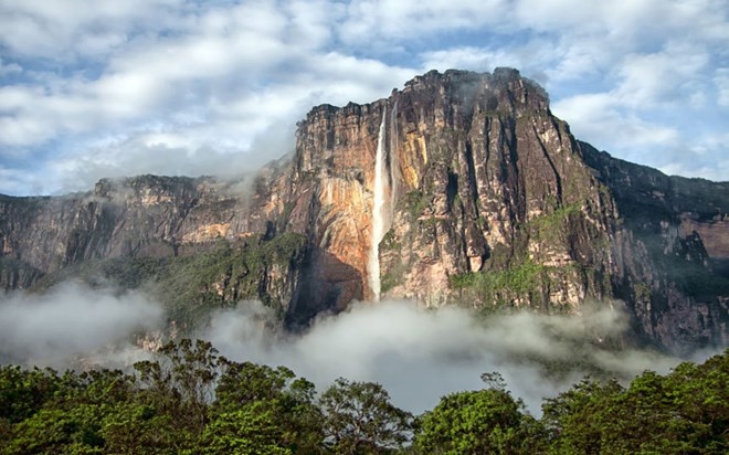 Nằm bên bờ sông Zambezi, giữa đất nước Zambia và Zimbabwe, thác Victoria Zimbabwe là một trong những điểm du lịch hấp dẫn và nổi tiếng nhất Zimbabwe mà du khách không thể bỏ qua khi đến châu Phi.
