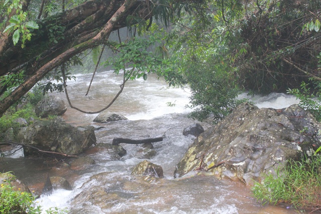Thác mang tên Tam Hợp là vì có 3 dòng nước lớn đổ xuống từ độ cao 70m. Dạo chơi thác vào mùa mưa và lúc sáng sớm sương chưa tan mới cảm giác hết được sự huyền diệu của thiên nhiên. Sau cơn mưa suốt đêm, đường đi xuống thác buổi sáng vô cùng hiểm trở, chỉ một đoạn ngắn bậc thang lát đá. Sau đó, băng qua khu rừng nguyên sinh rậm rạp bóng cây cổ thụ, rễ cây chằng chịt dọc lối đi.