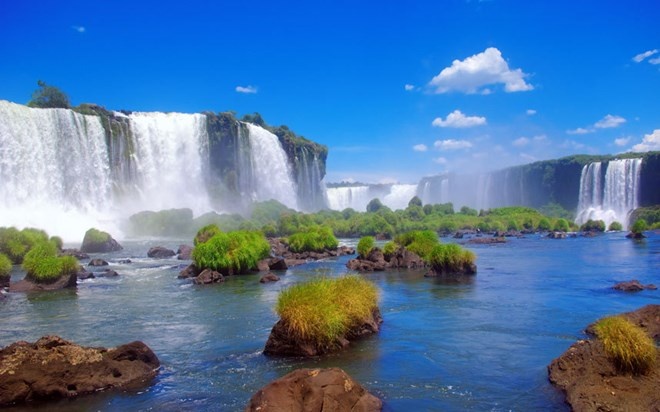 Thác Niagara nổi tiếng khắp thế giới với qui mô to lớn, vẻ đẹp hùng vĩ. Đây không chỉ có một thác nước, mà có tới ba thác nước gần nhau, nằm ở cả hai bên biên giới nước Mỹ và nước Canada, hợp thành một tổng thể cực kỳ hoành tráng. Năm 2011, số du khách đến thăm thác Niagara là 30 triệu người.