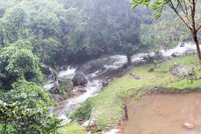 Có đoạn đường mòn đất đỏ trơn trượt, dốc thoai thoải, phải bám vào nhánh cây mà trườn người xuống. Có đoạn thảm cỏ xanh mướt, men theo một dòng suối. Tưởng chừng chỉ cần bất cẩn trượt chân là có thể ngã xuống suối.