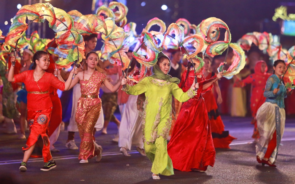 Hoạt cảnh về sự phát triển du lịch của tỉnh Khánh Hòa. Ngành du lịch hiện đang là ngành kinh tế mũi nhọn, góp thúc đẩy sự tăng trưởng kinh tế của Khánh Hòa, đáng kể là sự gia tăng lượng khách quốc tế, đến từ các quốc gia như: Anh, Úc, Nga, Pháp, Mỹ, Nhật Bản, Hàn Quốc...