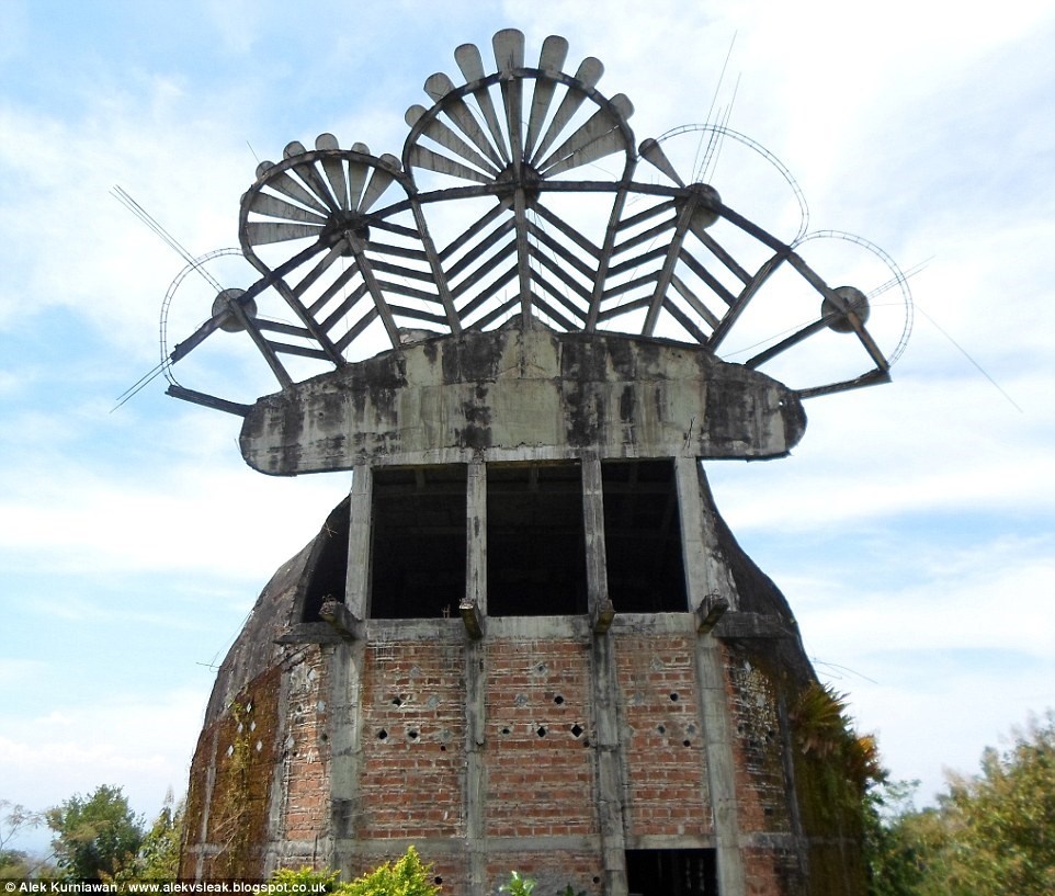 Hàng năm, có hàng trăm khách du lịch và người hành hương tới thăm nhà thờ bị bỏ hoang này.