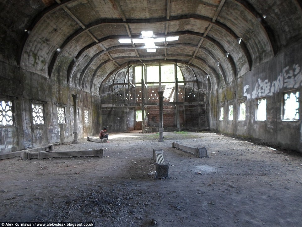 Khách tham quan sẽ phải rất cẩn thận khi bước vào trong bởi vì tòa nhà đã bị bỏ hoang và xuống cấp từ lâu.