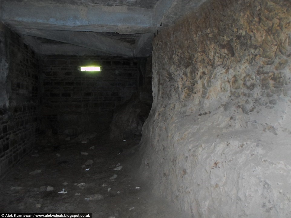 Bên dưới nhà thờ hình con gà là 12 căn phòng chưa được hoàn thành được dùng để làm phòng tách biệt dành cho trẻ em và người nghiện ma túy.