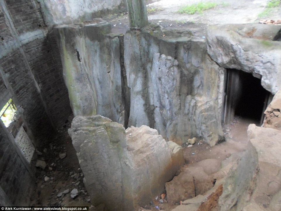 Một du khách đã miêu tả nhà thờ này có 15 căn phòng và nhiều căn trong số đó có phòng ngủ.