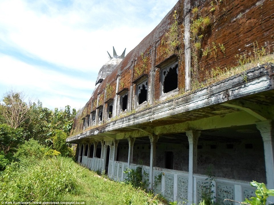 Ánh sáng đi xuyên qua tường của Nhà thờ Con gà. Nhà thờ này được xây vào những năm 1990 trên đồi Magelang, miền trung Java.