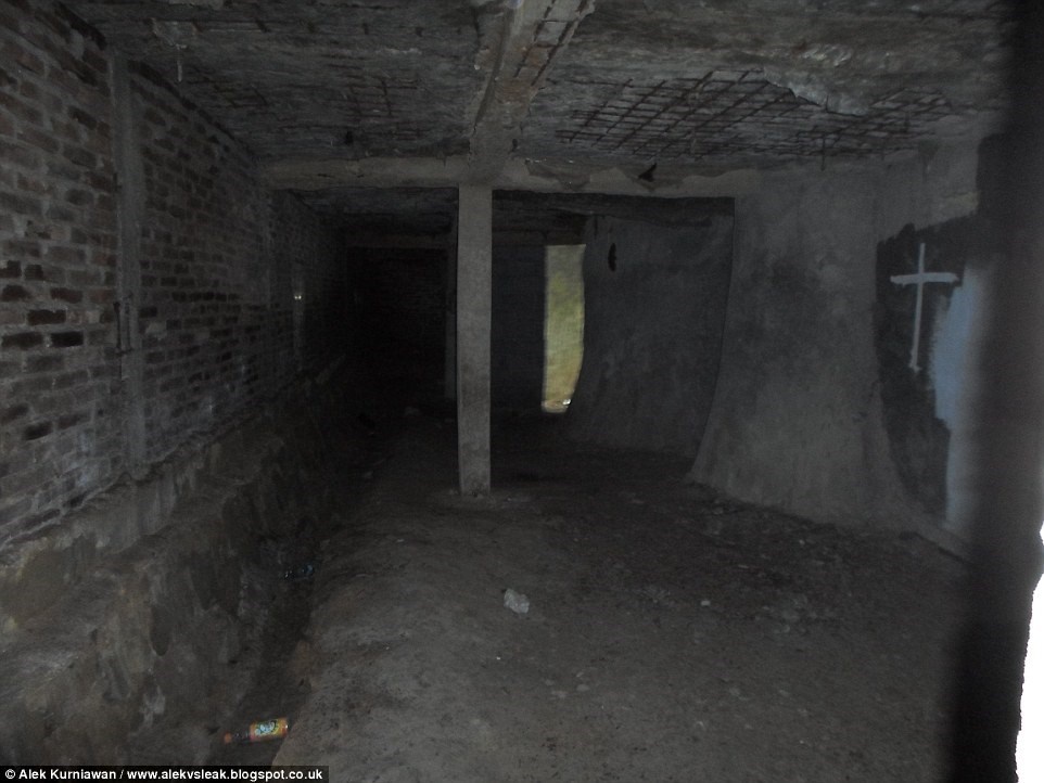 Trên tầng thượng của nhà thờ, có một căn phòng tối kỳ lạ được dùng làm phòng cầu nguyện.