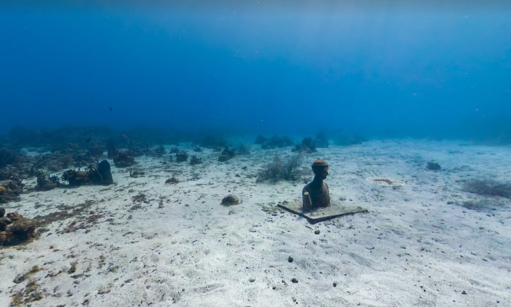 Tác phẩm điêu khắc tượng bán thân bằng đồng tại đáy biển ở công viên Jacques Cousteau, Guadeloupe, Caribbean.