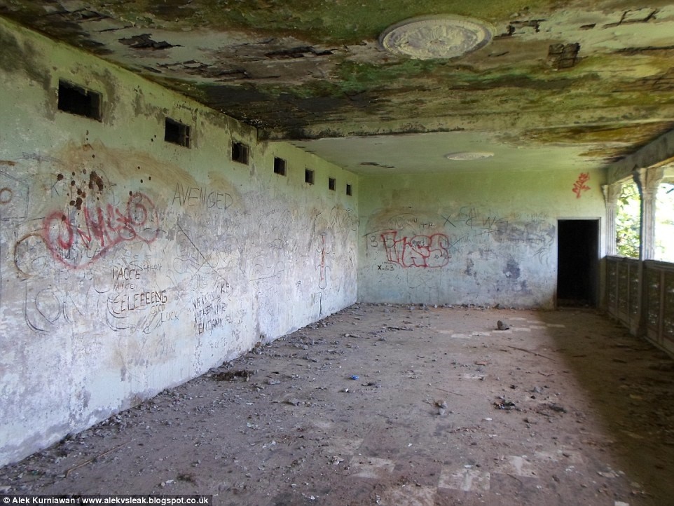 Trên tường của nhà thờ, nhiều thanh niên đã vẽ các hình graffitty.