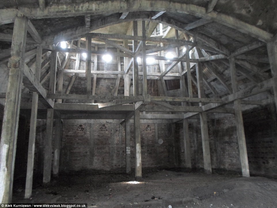 Sau chuyến thăm tới nhà thờ, một blogger chuyên về du lịch chia sẻ nhiều trụ cột trong nhà thờ đã bị gãy.