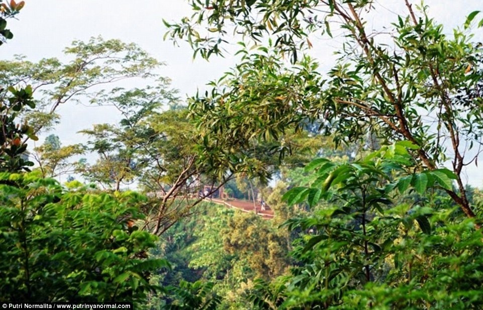 Putri Normalita, một blogger du lịch, đã chụp nhiều hình ảnh đẹp nơi đây và gợi ý rằng phế tích ẩn mình trong rừng sâu sẽ là một nơi lý tưởng cho các cặp đôi tin vào thề nguyện.