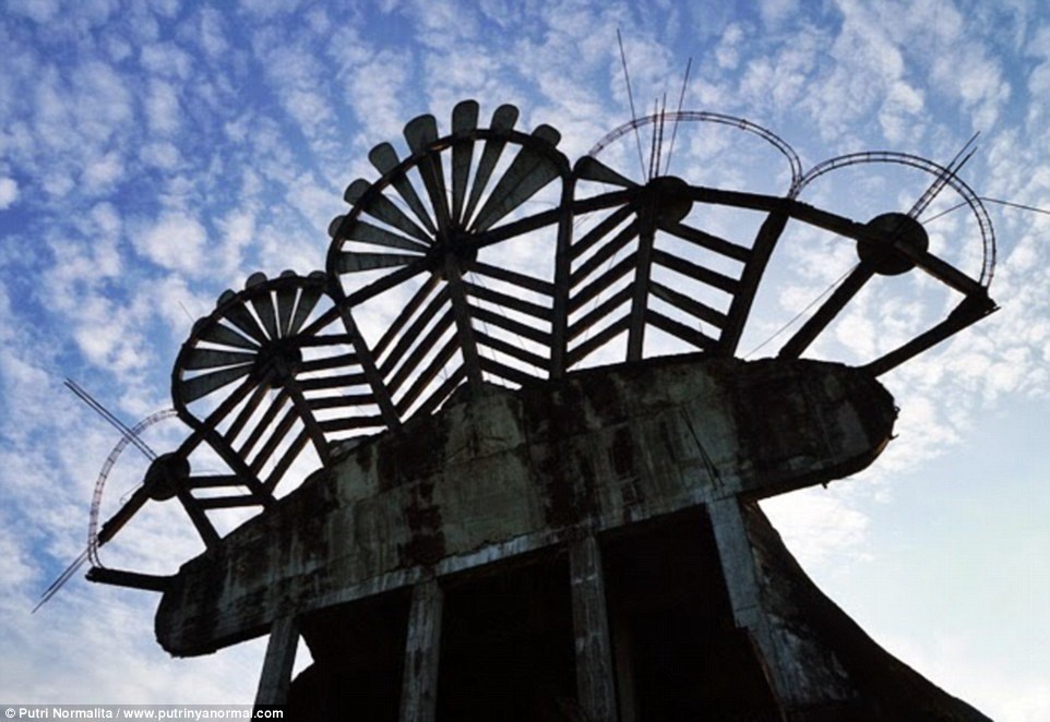 Alamsjah đã mua 3.000m2 đất để xây dựng Nhà thờ với giá 2 triệu rupee. Anh phải trả khoản tiền này trong hơn 4 năm.