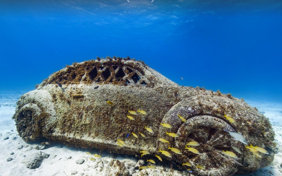 Chiếc xe như một tác phẩm điêu khắc dưới nước Jason deCaires Taylor ở Isla Mujeres và Cancun, Mexico. Khu vực này hiện nay được gọi là bảo tàng Cancun dưới nước.