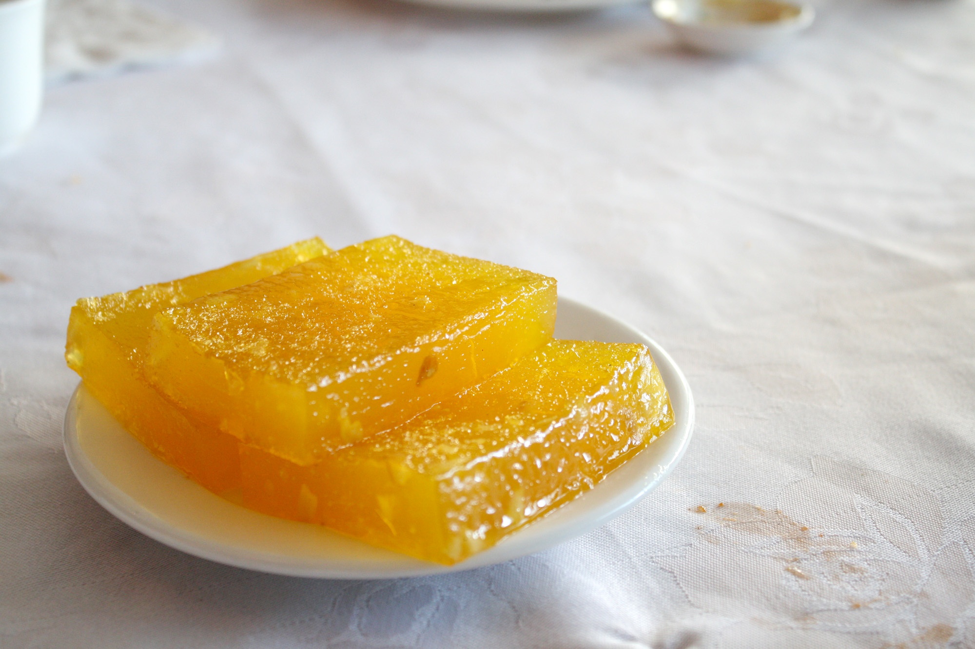 Bánh củ mã thầy có thành phần chính là củ mã thầy (hay còn gọi là củ năng) được mài thành bột, trộn với đường nâu, bột vừng… rồi hấp lên. Bánh mềm và có vị ngọt mát, không chỉ người lớn mà trẻ con cũng rất yêu thích (Nguồn: tastytufts.com.