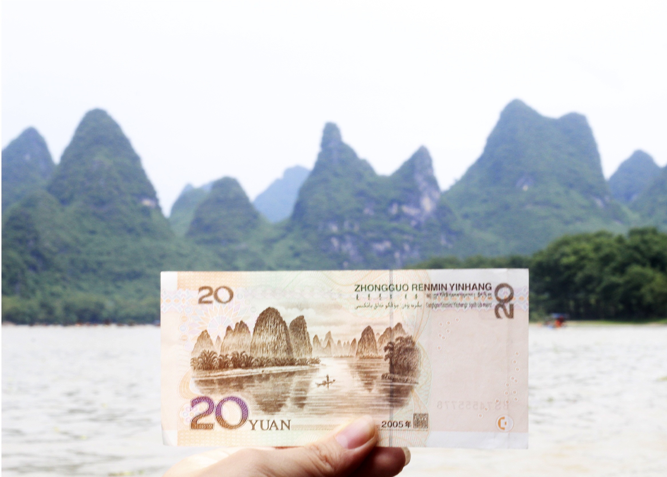 8. Cửu Mã Tọa Sơn: Cửu Mã Tọa Sơn là một vách núi đá có hình 9 con ngựa trong nhiều tư thế khác nhau vô cùng sinh động nằm ở bờ Tây dòng sông Li, gần với thị trấn Dương Sóc. Những ngọn núi này đã trở thành nguồn cảm hứng bất tận cho rất nhiều nhà thơ, nhà văn kể từ triều Đường. Nếu để ý bạn sẽ thấy Cửu Mã Tọa Sơn xuất hiện trên tờ 20 tệ của Trung Quốc. Lynn Đỗ.