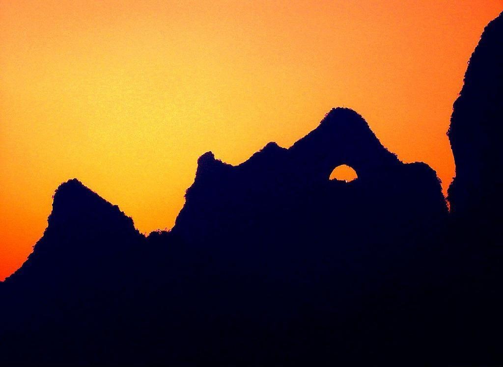 14. Núi mặt trăng: Một khoảng trống tự nhiên xuyên qua núi đã tạo cho kỳ quan này tên gọi “núi Mặt Trăng”. Với 14 tuyến đường leo núi ở phía Tây Bắc, đây được coi là thách thức hấp dẫn dành cho những tay leo núi chuyên nghiệp và nghiệp dư đến khám phá và tận hưởng.  : Xiaoguotu.datong365.cc.