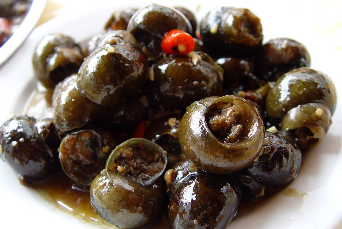 Tuy tên gọi là “ốc sông Li nhồi thịt” nhưng thực chất chỉ vỏ ốc được trưng dụng để trang trí cho món ăn này. Thịt lợn băm nhỏ, trộn cùng một số loại rau, nấm, lá bạc hà, gia vị rồi nhồi trong những vỏ ốc to, đun nhỏ lửa trong một loại sốt cay đến khi thịt chín và ngấm gia vị, nước sốt sền sệt là có thể ăn được (Nguồn: you.ctrip.com