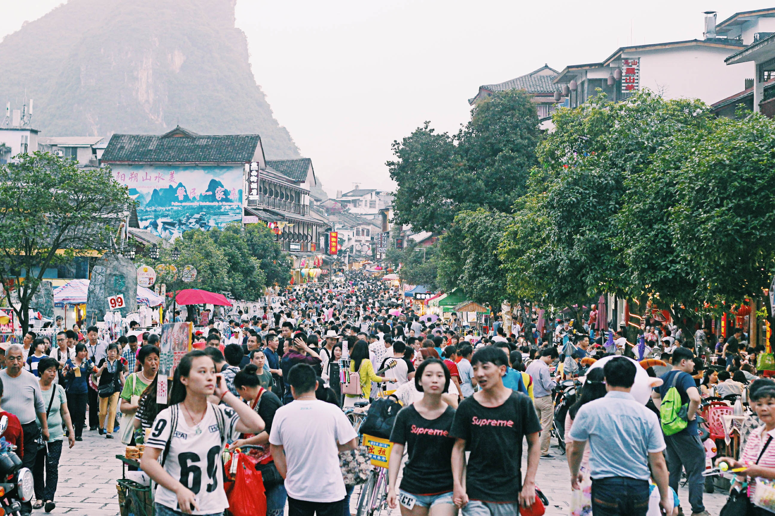 10. Phố Tây: Không chỉ là con phố lâu đời nhất với lịch sử 1400 năm, phố Tây còn là địa điểm sầm uất và náo nhiệt nhất Dương Sóc khi đêm xuống. Du khách sẽ bị choáng ngợp bởi hàng trăm cửa hàng bán đồ lưu niệm, đồ ăn, đặc sản… dọc hai bên phố. Ghé thăm những con ngõ nhỏ với la liệt quán bar và café cũng là một trải nghiệm mà bạn không nên bỏ qua. Lynn Đỗ.