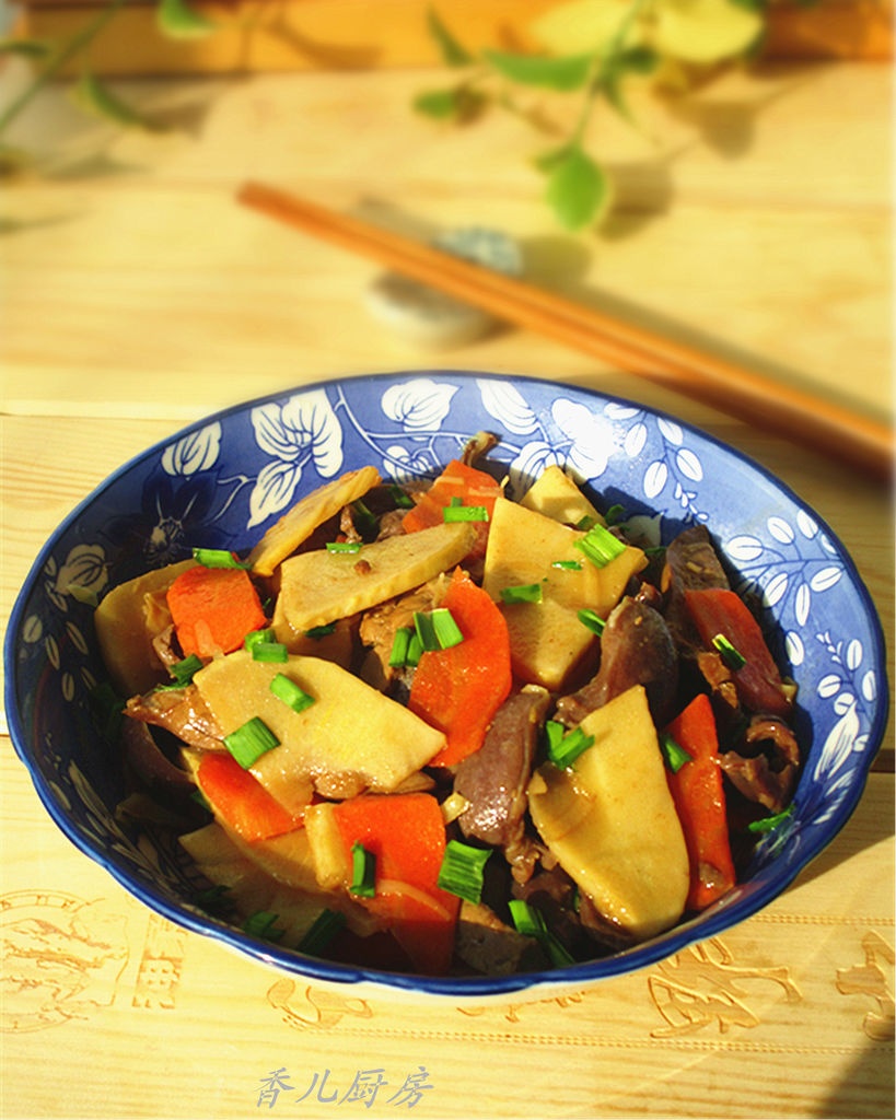 Món thịt bò xào măng không quá xa lạ với người Việt Nam nhưng cũng là một trong những món khiến du khách phương tây thích thú. Ngoài măng và thịt bò còn được cho thêm nấm và một số loại gia vị tạo nên hương vị riêng (Nguồn: douguo.com