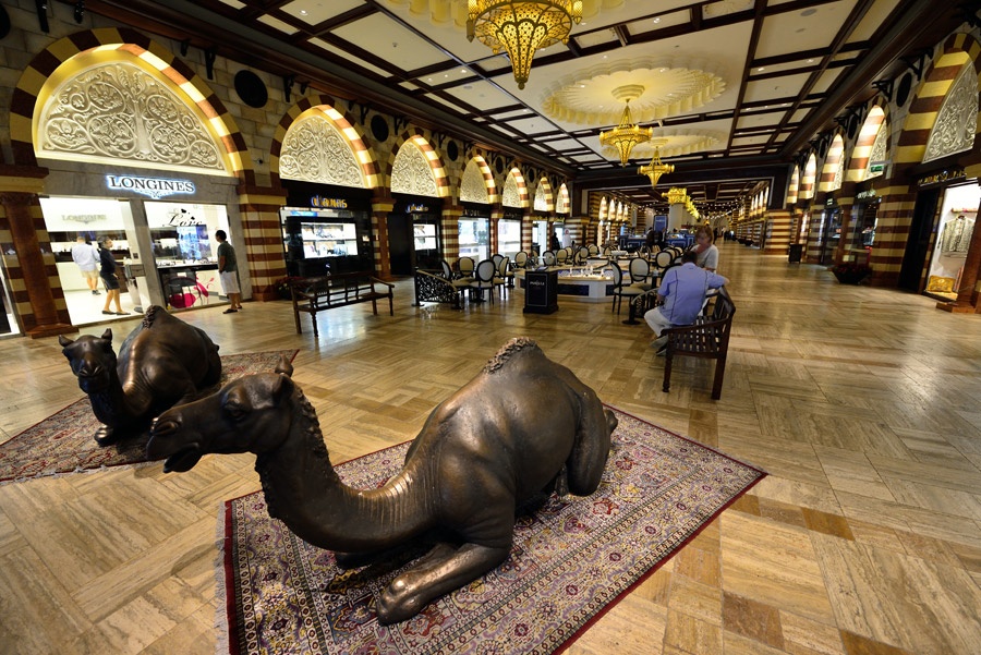 Bạn cũng có thể mua sắm tại một trong những trung tâm mua sắm bậc nhất trên thế giới tại Dubai.