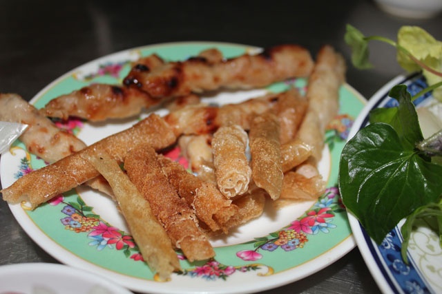 Đổ hết đèo D’ran, bạn đã đến thị trấn Đơn Dương. Nơi đây nổi tiếng với món đặc sản nem nướng chấm nước xốt béo ngậy và thơm ngon, bạn đừng quên dành chút thời gian thưởng thức. Bạn có thể dạo chơi quanh thị trấn yên bình, ghé thăm vườn hồng hoặc vườn rau của người dân địa phương. Nếu không có ý định ở lại thị trấn qua đêm thì bạn nên quay về sớm, để tránh sương núi và trời tối nguy hiểm khi vượt đèo. Hoặc bạn có thể đi theo hướng khác, qua ngã ba Phi Nôm và đèo Prenn về lại thành phố Đà Lạt.