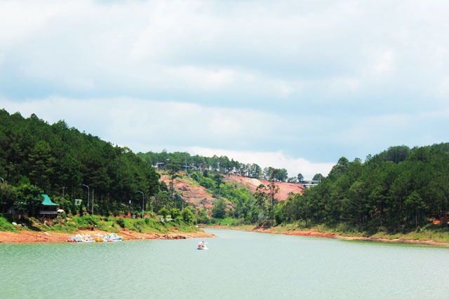 Dạo chơi hồ Tuyền Lâm: Nếu đi theo hướng đèo Prenn và vẫn còn thời gian, sức khỏe thì bạn có thể ghé vào hồ Tuyền Lâm. Phong cảnh thiên nhiên thoáng đãng, hồ nước trong xanh, những cánh rừng nguyên sinh rậm rạp nơi đây sẽ mang đến bạn những giơ phút thư giãn thoải mái sau một ngày chạy xe đường trường.