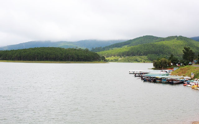 Thú vị hơn, bạn có thể thuê thuyền máy, thưởng lãm vẻ đẹp hồ Tuyền Lâm trên thuyền. Lênh đênh quanh vùng hồ rộng lớn, cảm nhận từng cơn gió mát lạnh mơn man trên da thịt và ngắm nhìn những tia nắng cuối ngày dịu nhẹ nhảy múa trên mặt nước.