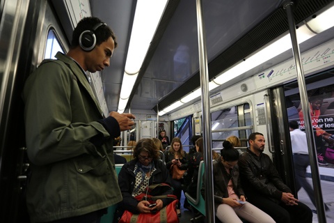 Giá vé Metro nội ô Paris là 2 Euro/ người.