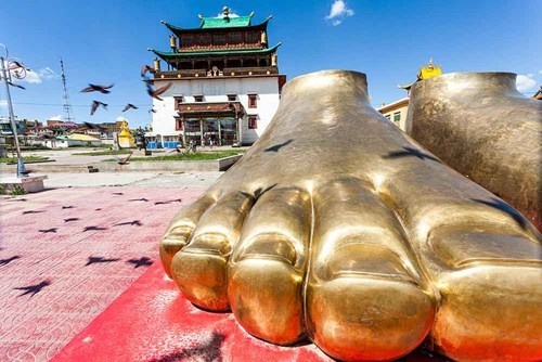 Tu viện Gandan Khiid  Tu viện Gandan Khiid là một trong những tu viện lớn nhất Mông Cổ, được xây dựng vào năm 1835.  Những trải nghiệm tuyệt vời chỉ có ở Mông Cổ - Ảnh 4 Bên trong tu viện còn lưu giữ một bức tượng Magjid Janraisig (Quán Thế Âm) cao 26m, nặng 20 tấn, được mạ vàng và trang sức, là bản sao của một bức tượng đã bị phá hủy năm 1920.  Bức tượng này là sự đóng góp của nhân dân Mông Cổ mang ý nghĩa Phật Giáo hồi sinh.