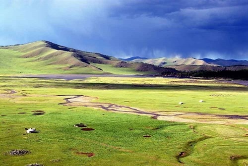 Dãy núi Khangai  Mọc lên từ những sườn núi thoai thoải trên đồng cỏ, dãy núi Khanghai là nguồn cung cấp nước chủ yếu cho các sông Orkhon, Selenge, Ider, Zavkhan và các hồ Orog và Böön tsagaan.  Những trải nghiệm tuyệt vời chỉ có ở Mông Cổ - Ảnh 6Phóng to  Đỉnh núi cao nhất nơi đây là Otgontenger với độ cao hơn 4.000 mét.