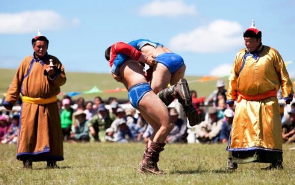 Lễ hội Naadam  Naadam trong tiếng Mông Cổ có nghĩa là “trò chơi”, được tổ chức từ thời của Thành Cát Tư Hãn. Theo các tài liệu cổ xưa, nguồn gốc của lễ hội đến từ những màn diễu hành, các trò chơi săn bắn của binh sĩ xưa kia.  Những trải nghiệm tuyệt vời chỉ có ở Mông Cổ - Ảnh 8Phóng to  Lễ hội Naadam được tổ chức ở hầu như khắp thảo nguyên nhưng lễ hội lớn nhất vẫn là ở thủ đô Ulanbaatar. Có ba trò chơi chính trong lễ hội là đấu vật, cưỡi ngựa và bắn cung. Các trò chơi chính trong lễ Naadam chủ yếu là để chứng minh sức mạnh và sự nam tính của người đàn ông.