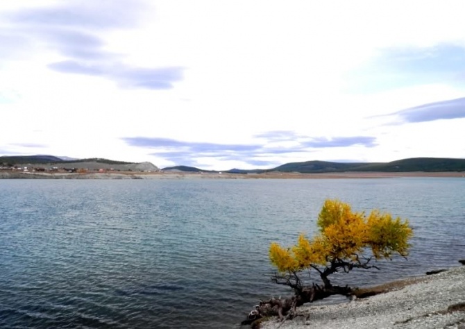 Hồ Khovsgul  Nằm dưới chân núi Sayan và giáp với khu rừng Taiga bạt ngàn của Siberi, hồ Khovsgul là một trong số 17 hồ cổ đại thế giới. Với người Mông Cổ, đây là địa điểm tâm linh vô cùng thiêng liêng, đem lại cảm hứng cho nhiều pháp sư.  Những trải nghiệm tuyệt vời chỉ có ở Mông Cổ - Ảnh 10Phóng to  Hồ dài 136 km, nằm ở độ cao khoảng 1.645 m so với mực nước biển và có sức chứa lên đến 70% lượng nước ngọt dự trữ của Mông Cổ và chiếm 1% lượng nước dự trữ của thế giới.