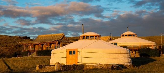 Khu nhà lều Three Camel Lodge  Tọa lạc gần ngôi làng của Dalanzadgad ở phía Nam tỉnh Gobi và Bulgan, khu nhà lều Three Camel Lodge được mệnh danh là 