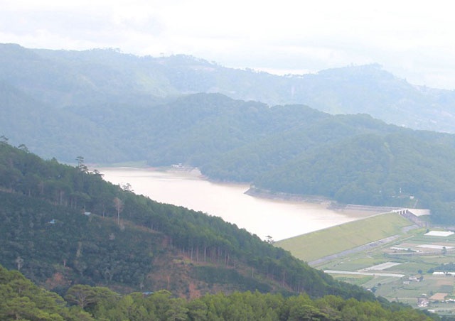 Vừa qua một khúc cua, bạn lại bất ngờ khi nhìn thấy đập thủy điện Đa Nhim trong xanh và rộng lớn. Bạn chỉ biết sững sờ ngắm nhìn phong cảnh hùng vĩ, những ngọn núi trùng điệp phủ đầy cây xanh bảng lảng trong mây, ở giữa là vùng hồ đầy ắp nước, chắn ngang bởi một con đập và bên dưới thấp thoáng vài mái nhà.