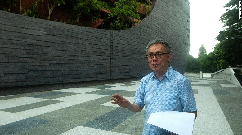 Trong ảnh là kiến trúc sư nổi tiếng Mok Wei Wei người Singapore, ông cũng là người chịu trách nhiệm cho nhiều dự án quan trọng khác, bao gồm dự án cải tạo Bảo tàng Quốc gia Singapore và Nhà hát Victoria…