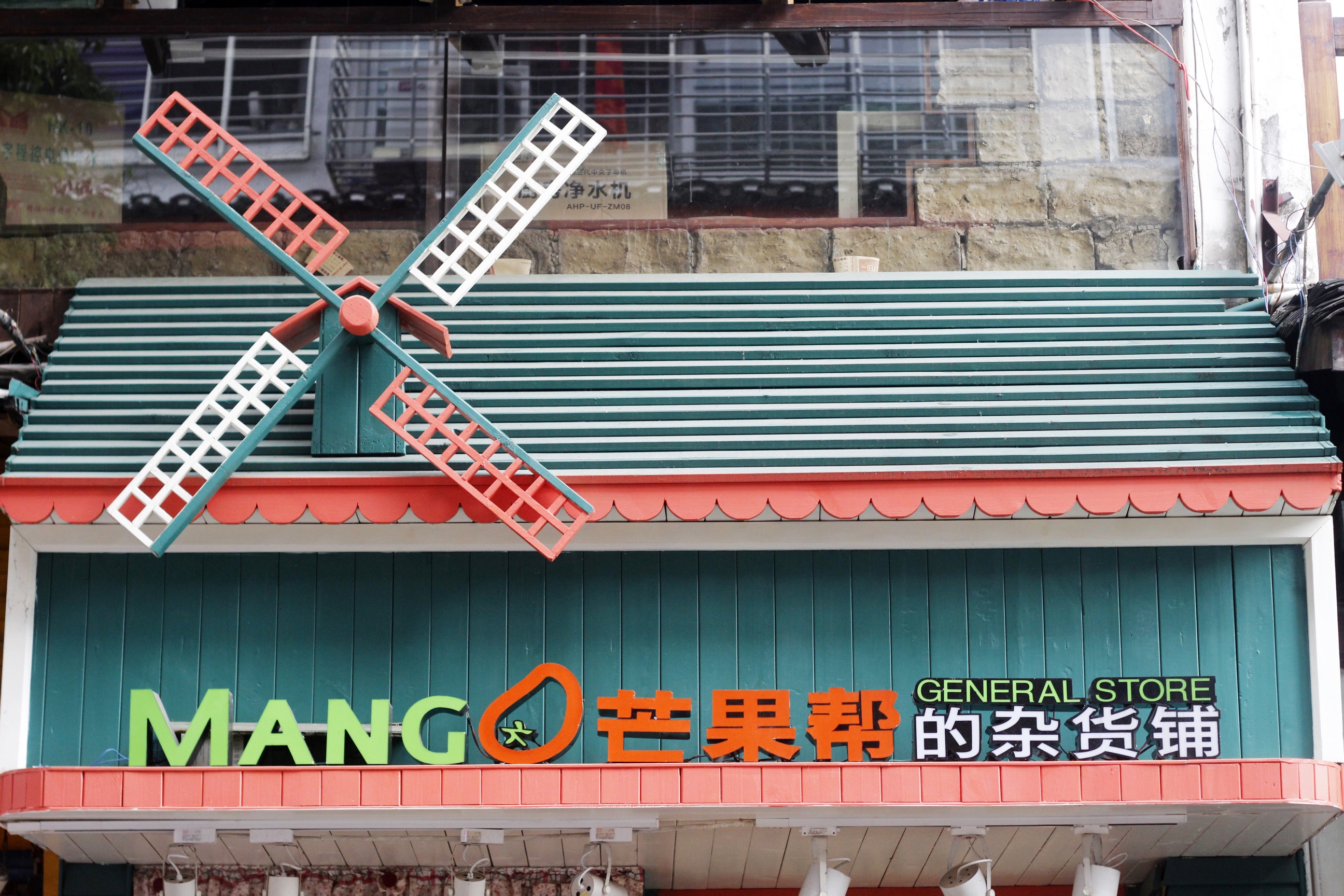 Dù không phải mảnh đất trồng xoài nhưng thật thú vị khi xoài xuất hiện ở khắp mọi nơi. Thậm chí những cửa hàng đồ uống như thế này còn nằm san sát nhau.