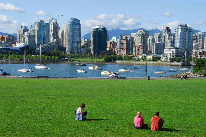 Canada-Canada là đất nước có tiêu chuẩn cuộc sống tốt nhất thế giới. Với những thành phố an toàn và sạch sẽ, người dân vô cùng thân thiện, Canada xứng đáng là thành phố đáng để sinh sống. 