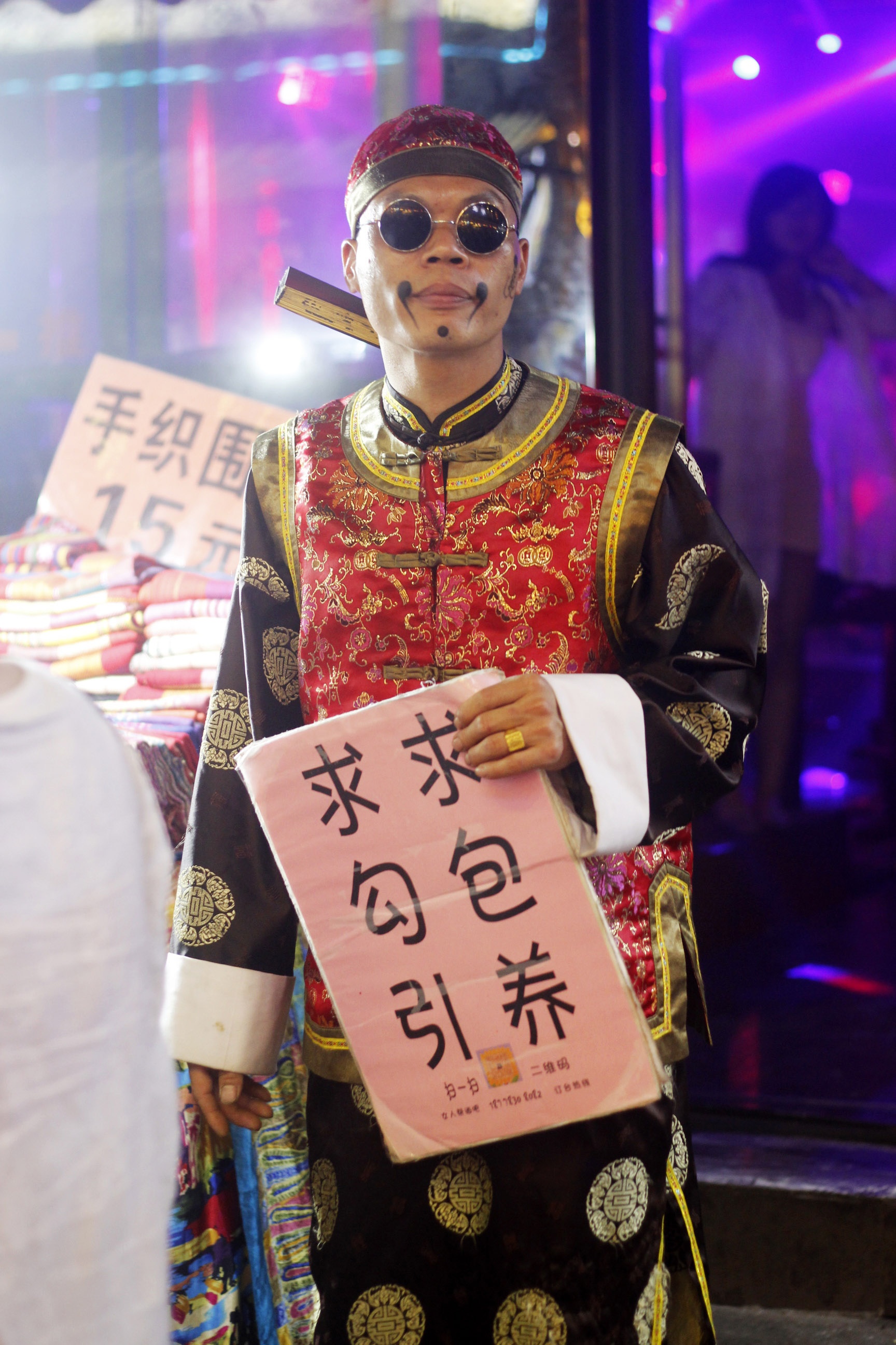 Một anh chàng nhân viên hóa thân thành nhân vật từ thời Thanh để chào mời khách đến quán bar. Mỗi khi thấy ống kính lia về phía mình là anh ấy lại nhiệt tình biểu diễn điệu nhếch ria mép vô cùng độc đáo.