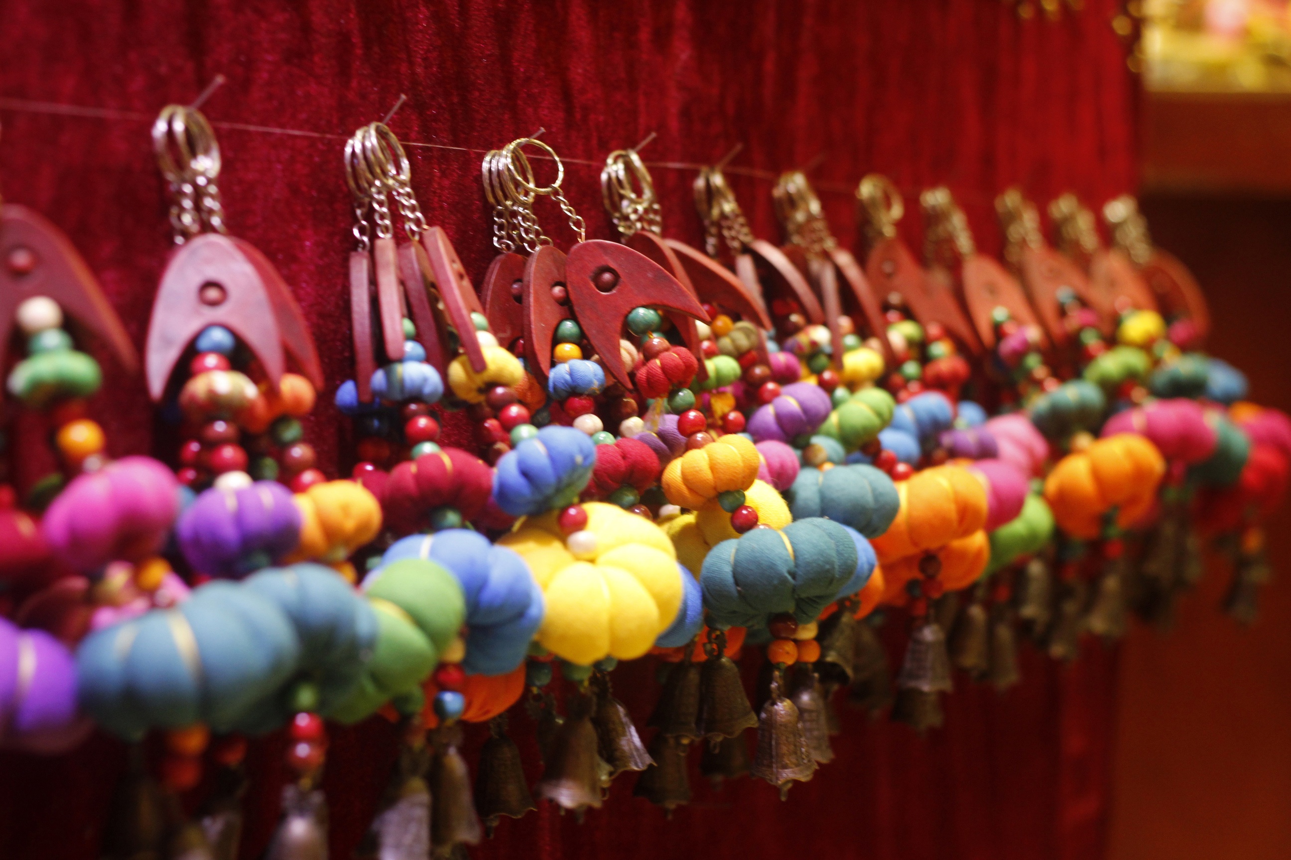 Những món đồ lưu niệm bằng thủ công như thế này có thể tìm thấy ở mọi ngóc ngách của phố Tây.