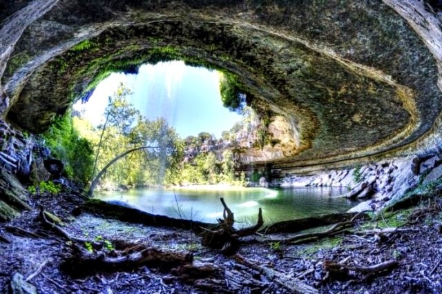 Hồ Hamilton là một trong những địa danh du lịch thú vị nhất và đang dần nổi tiếng hơn nhờ những hình ảnh được chia sẻ trên Internet. Tuy nhiên, nếu có điều kiện, bạn nên ghé thăm hồ Hamilton để thực sự được hòa mình vào khung cảnh tuyệt vời nơi đây.