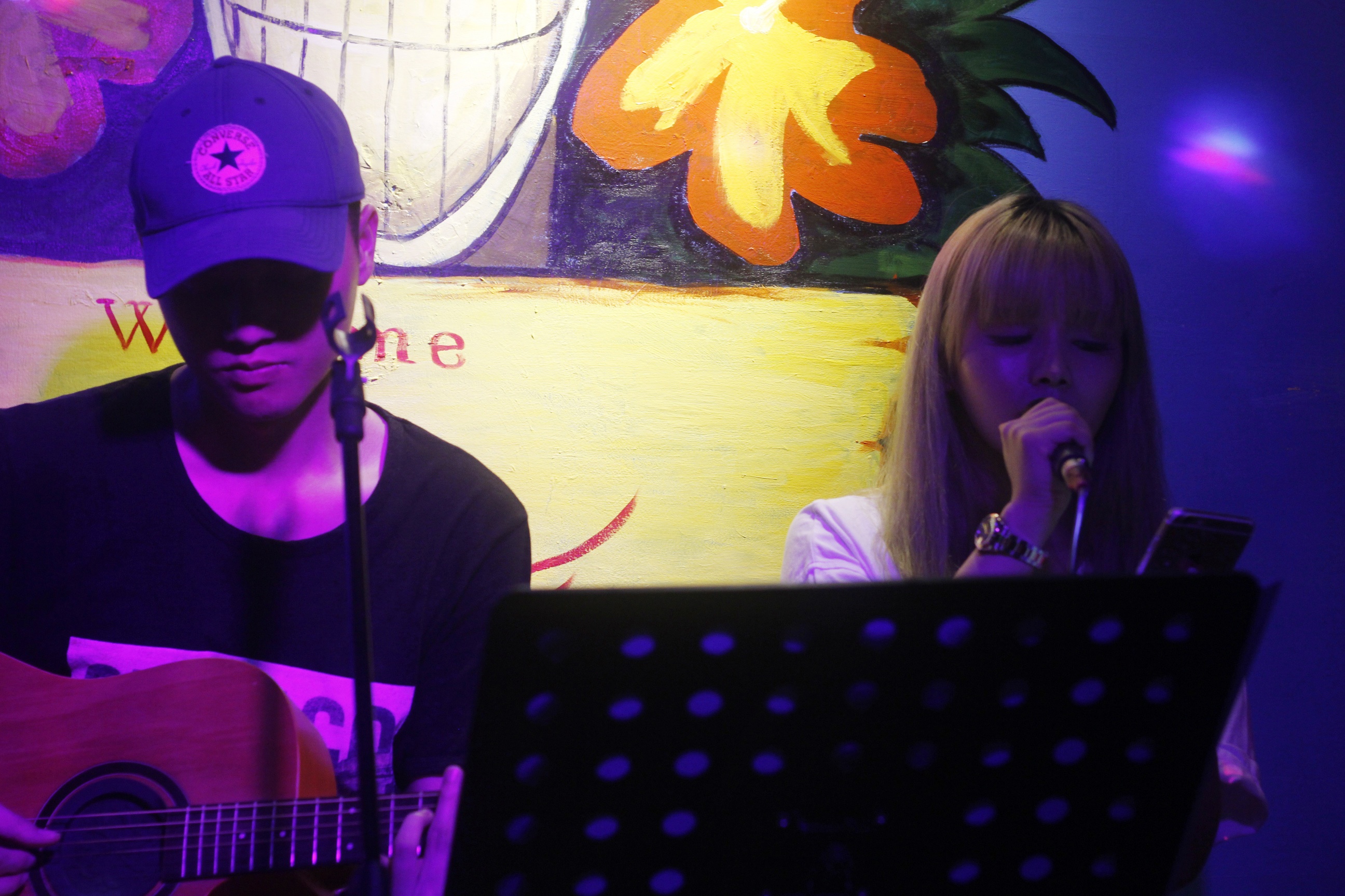 Chính vì ấn tượng ấy mà người viết đã cố tìm lại quán café trong con ngách đó, lại thích thú khi được nhận một món quà đặc biệt từ Dương Sóc: đó là giọng hát trầm khàn và ấm áp của Yoyo. Bỏ lại ngoài cửa sự náo nhiệt của phố đêm, hãy tìm một góc nhỏ trong một quán café nào đó để tận hưởng những giây phút trầm lắng của thành phố du lịch êm đềm này. 